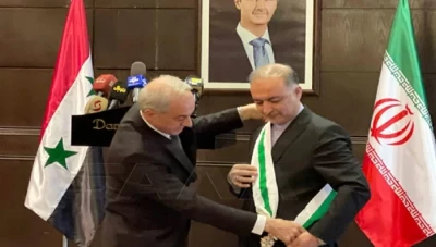 الأسد يقلّد سفير إيران