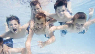 ولاية تركية تقدم دورات سباحة مجانية لـ15 ألف طفل خلال عطلة الصيف