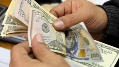 الدولار الأمريكي يصعد ومخاوف التجارة تدفع نظيره الأسترالي للهبوط