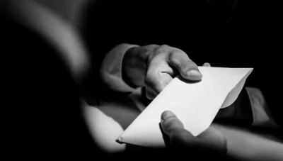 أستاذ جامعي يقدم استقالته بعد عجزه عن مواجهة الفاسدين والسرقات بمئات الملايين