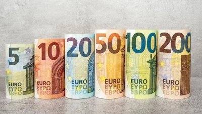 اليورو يستقر قرب أدنى مستوى في أسبوع مقابل الدولار