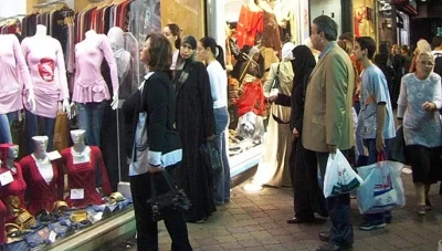 ارتفاع أسعار الألبسة في سوريا وسط موسم التنزيلات: الألبسة المدرسية تواجه رواتب ضئيلة