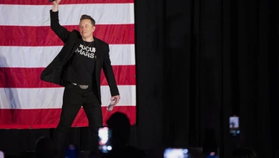 قـاضٍ أمريكي يوافـق على اسـتمرار إيلون ماسك في تـوزيع جـائزة مـليون دولار يوميًا