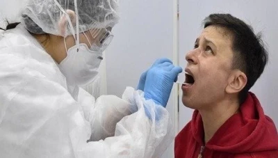 اكتشاف عارض جديد لـ"كوفيد-19" يظهر في الفم قبل الأعراض الرئيسية للمرض