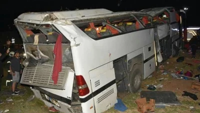 وفاة خمسيني سوري و إصابات عشرات آخرين جراء انقلاب حافلة تقل لاجئين متجهة إلى الحدود السورية لترحيلهم