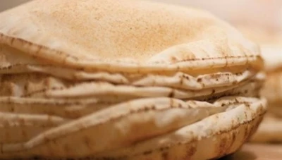 قيود جديدة على توزيع الخبز يضعها مسؤول وينفيها آخر