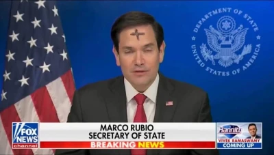 وزير الخارجية الأميركي ماركو روبيو يقوم بإشارة دينية خلال لقاء صحفي حول الأوضاع السياسية في الشرق الأوسط وأوكرانيا