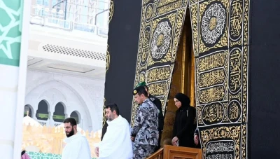 بالصور... السيد أحمد الشرع وعقيلته السيدة لطيفة الشرع يؤدّيان مناسك العمرة في مكة المكرمة