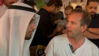 بالفيديو.. فرنسي ملحد يشهر إسلامه على يد الشيخ محمد العوضي في قطر