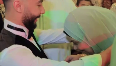 ليلة زفاف تثير جدلاً.. شاب يفاجئ والدته بشبكة ذهبية بدلاً من العروس