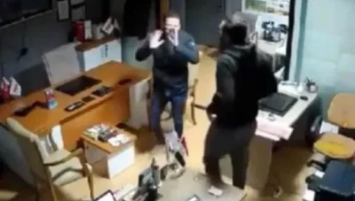 بالفيديو... ردة فعل غريـ.ـبة من شاب انتـ.ـحر صديقه أمامه فسجد وعاد إلى هاتفه