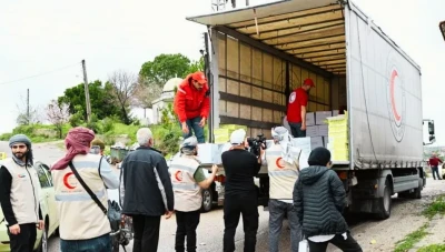 سخـرية واسعة بعد قيام الهلال الأحمر الإماراتي بتقديم مساعدات مالية لمتضـرري الزلزال