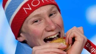 السبب وراء عض الميداليات في الألعاب الأولمبية