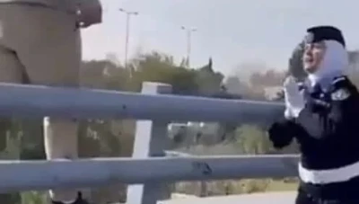 مشهد مـ.ـؤثر لشرطية اقنعت شاب بعدم الانـ.ـتحار لتـ.ـنهار في البـ.ـكاء