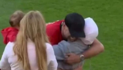 في لقطة مثـيرة للجـدل... كلوب يعانق زوجة صلاح