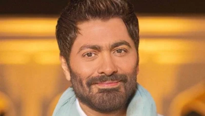 تامر حسني يحيي حفلاً غنائياً على طريقة "سوبر مان"