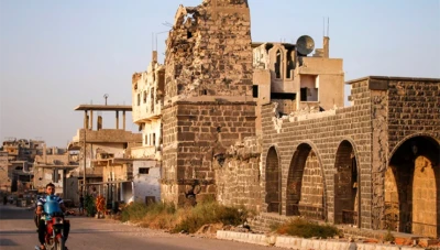 مسـلـحون محـليـون يقـطـعو.ن الطـريق في درعا احتـجاجًا على اعتـ.ـقال مدنـيين من قبل قـو.ات الأسـد