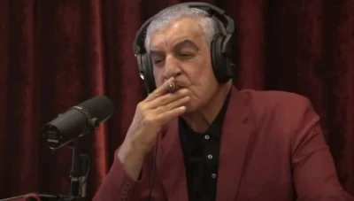 حلقة مثيرة للجدل بين جو روجان وزاهي حواس: انتقادات لأداء الحوار وتفاعل واسع على المنصات