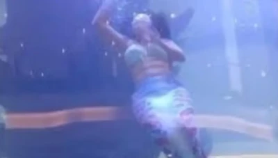 لحظة مثيرة تحبس الأنفاس... احتجزت تحت الماء مختنقة أمام حشد المتفرجين