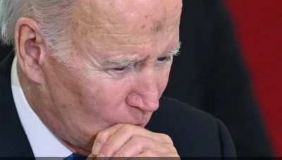 بايدن يختتم مسيرته السياسية بانـسـحاب وبـكـاء وهتافات الحشود... فيديو