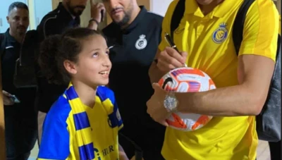 بالفيديو... لفتة إنسانية مؤثرة من كريستيانو رونالدو: عندما منح الدون كرة "الهاتريك" لطفلة كفيفة وأثرت في قلوب الجميع