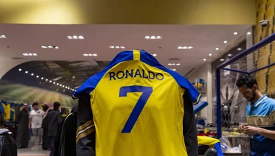 قميص كريستيانو رونالدو مغطى بدم طفل فلسطيني يثير موجة تعاطف على مواقع التواصل