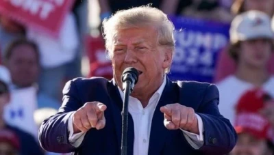 كشفوا صورة مثيرة للجدل له في حمام الرجال.. شاهد نائب ترامب في مرحلة المراهقة