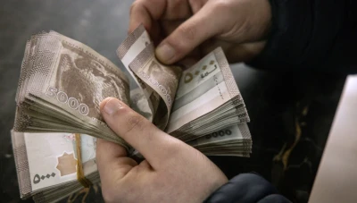 خبير اقتصادي يربط ارتفاع الدولار بتراجع الإنتاج في سوريا
