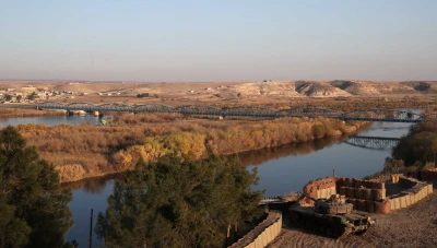 بالصور تصـدع كبير على ضفاف نهر الفرات