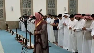 بالفيديو صـراخ شخص مسـحـور بعد قراءة آية قرآنية تتحدث عن الشـيطـان... والامام يوضـح الواقعة