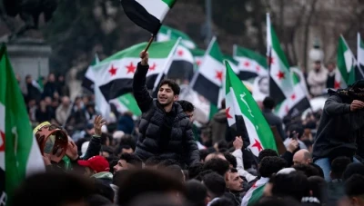 زيـادة كبـيرة في إنتـاج أعـلام سوريا الجـديدة بعد سـقـوط نظـام الأسـد