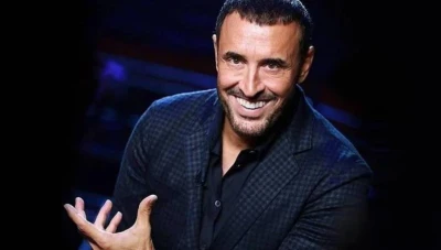 حافـية القدمين تقـتحم حفل كاظم الساهر والآخر يبدي ردة فعل غريـ.ـبة (فيديو)