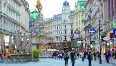 النمسا ترحّل 80 لاجئًا سوريًا وتفتح آلاف الملفات لسحب الحماية