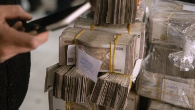 استقرار الليرة السورية أمام الدولار مع بقاء الفارق الكبير عن السعر الرسمي