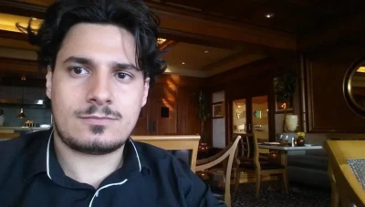 اعتـقـال الناشـط السوري ليث الزعـبي بعد مطـالبته القنصـل برفـع علـم الثـورة