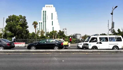 مجلس محافظة دمشق يرفع غرامة إشغال الأرصفة للسيارات المخالفة: تحسين النظام المروري أم تحميل مالي؟