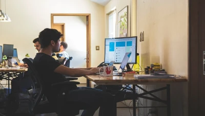 سباق الشركات لتوظيف خبراء الذكاء الاصطناعي برواتب مليونية