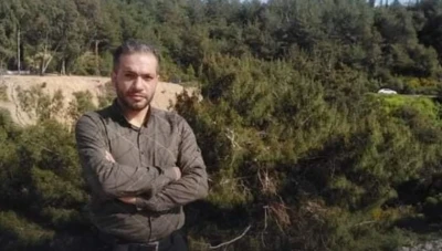 جريمة مروعة في أضنة: مقتل لاجئ سوري أثناء الصلاة على يد مجموعة عنصرية