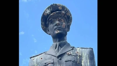 محامٍ يطالب بتحرك عاجل بعد الاعتداء على تمثال عدنان المالكي في دمشق