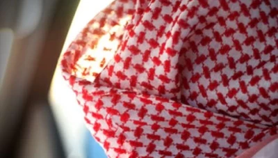 مصمم أزياء سعودي يثـ.ـير جـ.ـدلا واسعا بحديثه عن الشماغ "قبيـ.ـح على الرجل!"