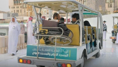 تفعيل خدمة التطويف للمعتمرين باستخدام عربات الغولف حول سطح الحرم المكي