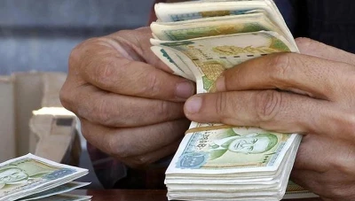 أزمـة سحب الرواتب في سوريا: مـعانـاة الموظفين بين نقـص السـيولة وتحديات النظام المصرفي