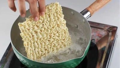 رد فعل الهيئة السعودية للغذاء والدواء على فيديو صادم يظهر وجود حشرات في النودلز