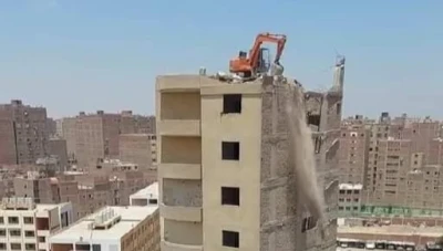 سـخرية واسعة حول وجود جرافة فوق سطح مبنى مكوّن من 11 طابقا