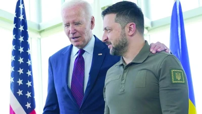 خطأ كارثي: بايدن يخطئ في تسمية زيلينسكي بـ 'الرئيس بوتين' خلال قمة حلف شمال الأطلسي