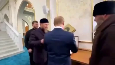 بعد تقبيله للقرآن الكريم.. بوتين يشـعـل منصات التواصل الاجتماعي