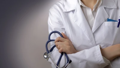 نقص حـاد في عدد الأطباء يؤثر على الخدمات الطبية ويضغط على المرضى