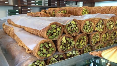 الحقيقة وراء إشاعات استخدام "البازلاء" بدلاً من الفستق في صناعة الحلويات في سوريا