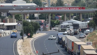 تركيا تـرحـل عشرات اللاجئـين السوريين عبر معـبر جرابـلس