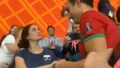 بالفيديو.. شاب عربي يتقدم لخطبة صديقته خلال مباراة المغرب وكرواتيا.. والجماهير تشاركهم بالزغاريد